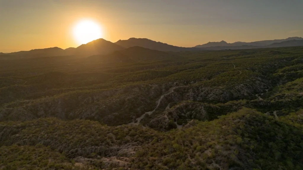 Horizon showing a sunset going through the mountains.